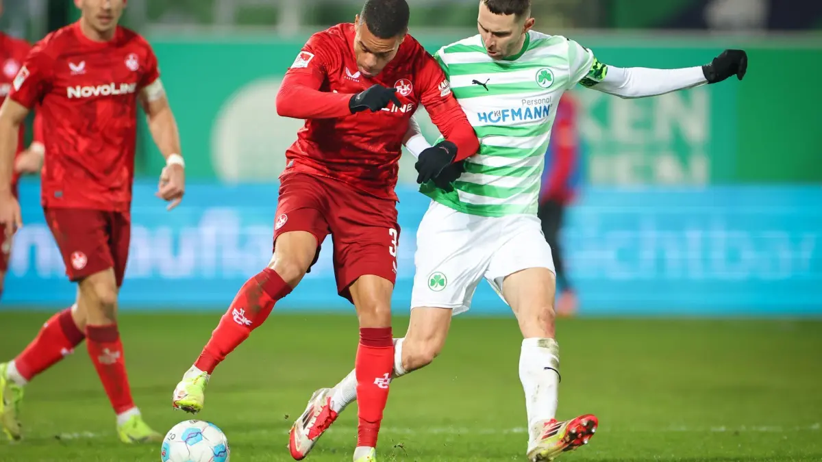SpVgg Greuther Fürth - 1. FC Kaiserslautern: 24.01.2025, Bayern, Fürth: Fußball: 2. Bundesliga, SpVgg Greuther Fürth - 1. FC Kaiserslautern, 19. Spieltag im Sportpark Ronhof Thomas Sommer. Der Fürther Branimir Hrgota (r) kämpft mit Jan Gyamerah aus Kaiserslautern um den Ball. Foto: Daniel Karmann/dpa - WICHTIGER HINWEIS: Gemäß den Vorgaben der DFL Deutsche Fußball Liga bzw. des DFB Deutscher Fußball-Bund ist es untersagt, in dem Stadion und/oder vom Spiel angefertigte Fotoaufnahmen in Form von Sequenzbildern und/oder videoähnlichen Fotostrecken zu verwerten bzw. verwerten zu lassen. +++ dpa-Bildfunk +++