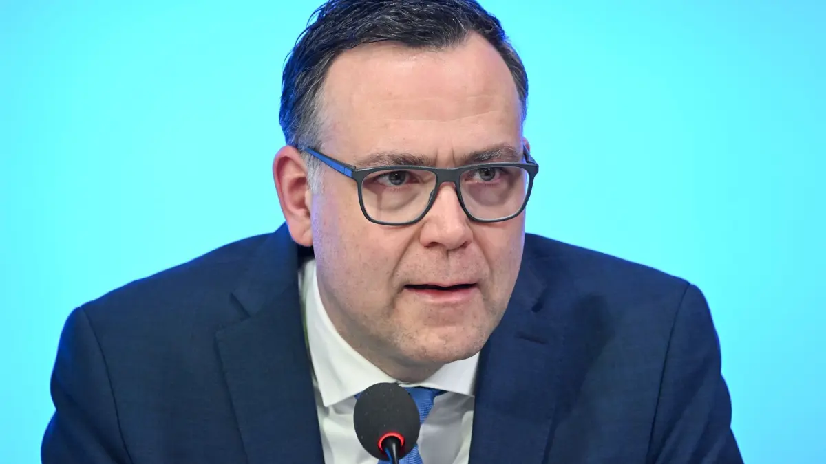 Bilanz Sonderstab „Gefährliche Ausländer“: 24.01.2025, Baden-Württemberg, Stuttgart: Siegfried Lorek (CDU), der baden-württembergische Migrationsstaatssekretär, stellt eine Bilanz des Sonderstabs "Gefährliche Ausländer" vor. Der Sonderstab im Justizministerium kümmert sich um die schnelle Aufenthaltsbeendigung von als gefährlich geltenden Flüchtlingen. Foto: Bernd Weißbrod/dpa +++ dpa-Bildfunk +++