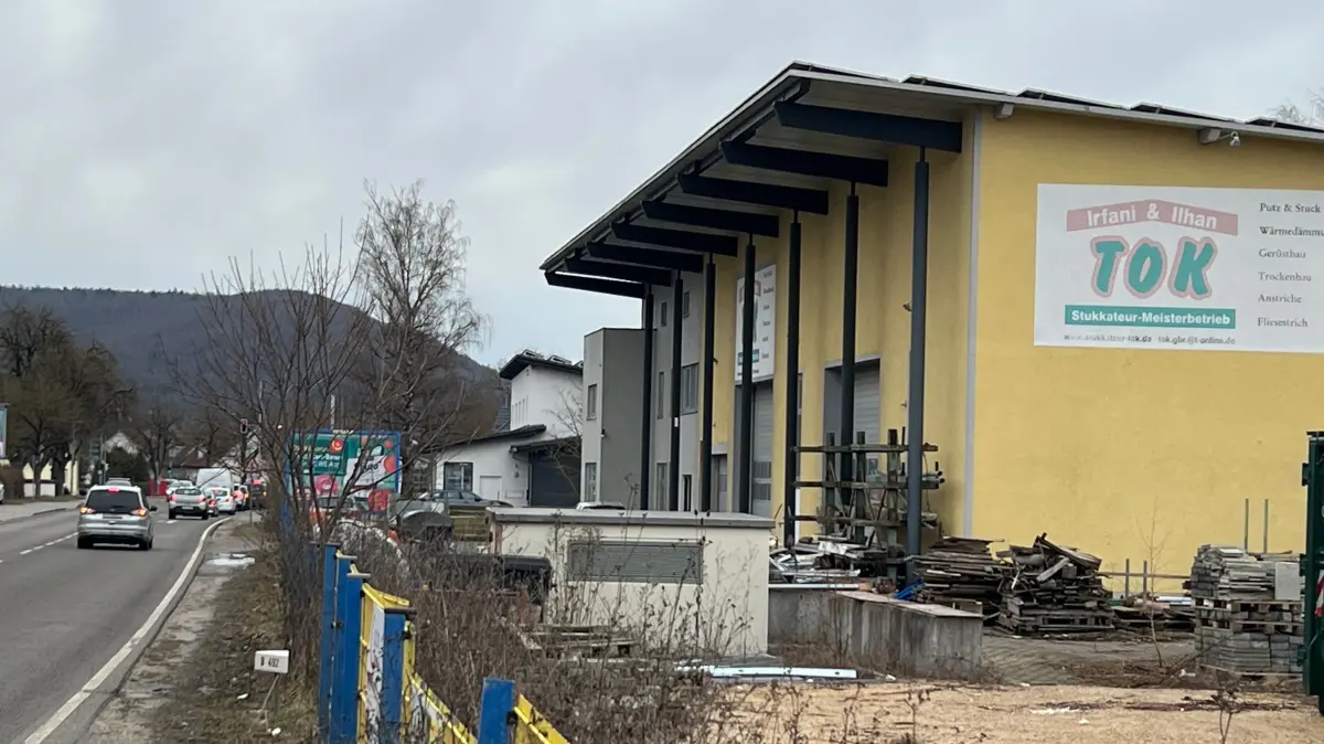 Das Gebäude der Firma Tok in Schelklingen (rechts) direkt an der Bundesstraße steht zum Verkauf.