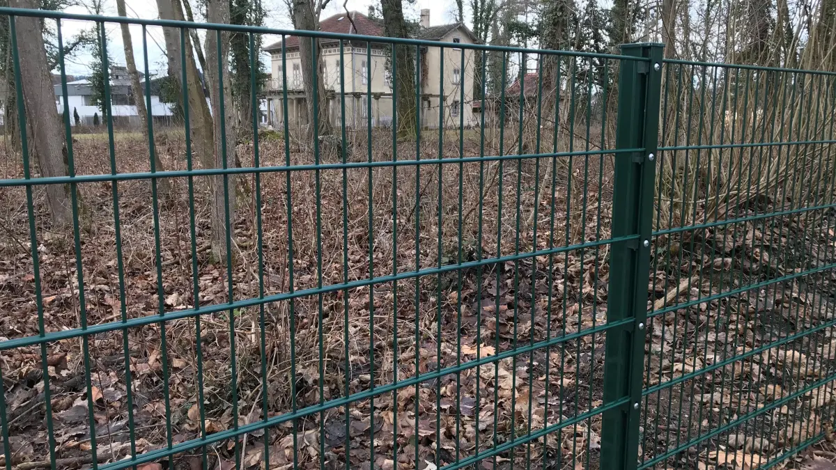 Seit knapp einem Jahr hat man im Hechinger Fürstengarten reichlich freie Sicht auf die Villa Silberburg. Die Baumfällungen damals hätten allerdings durch den Natur- und den Denkmalschutz genehmigt werden müssen. Der neue Zaun ist angefragt und gutgeheißen worden.