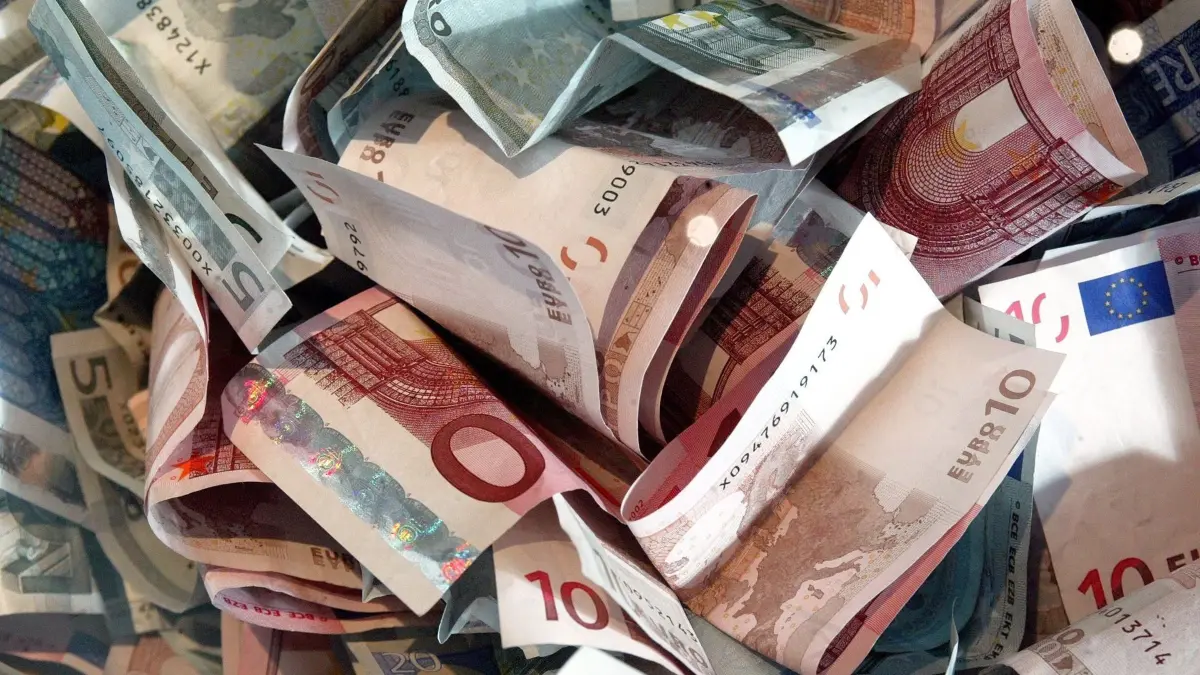 ARCHIV - SYMBOLBILD - Ein «Haufen» Geld, aufgenommen am 20.02.2003. «Geld ist ein Medium, das hinterrücks alle unsere Beziehungen strukturiert», sagt ein Sozialpsychologe. Und nach einer Trennung werden oft «emotionale Schulden mit Geld verrechnet», berichten Konfliktberater. Foto: Jens Wolf dpa (zu dpa "Was machen wir mit unserem Geld - und was macht unser Geld mit uns?" vom 10.12.2012) +++(c) dpa - Bildfunk+++
