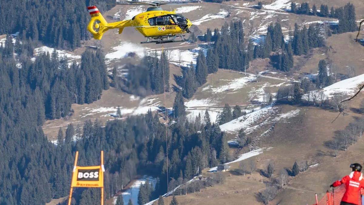 Ski alpin Weltcup in Kitzbühel: 24.01.2025, Österreich, Kitzbühel: Ski alpin: Weltcup, Super G, Herren, 85. Hahnenkammrennen auf der Streif. Nach einem Sturz wird Alexis Pinturault (Frankreich)mit einem Helikopter abtransportiert. Foto: Expa/Johann Groder/APA/dpa +++ dpa-Bildfunk +++