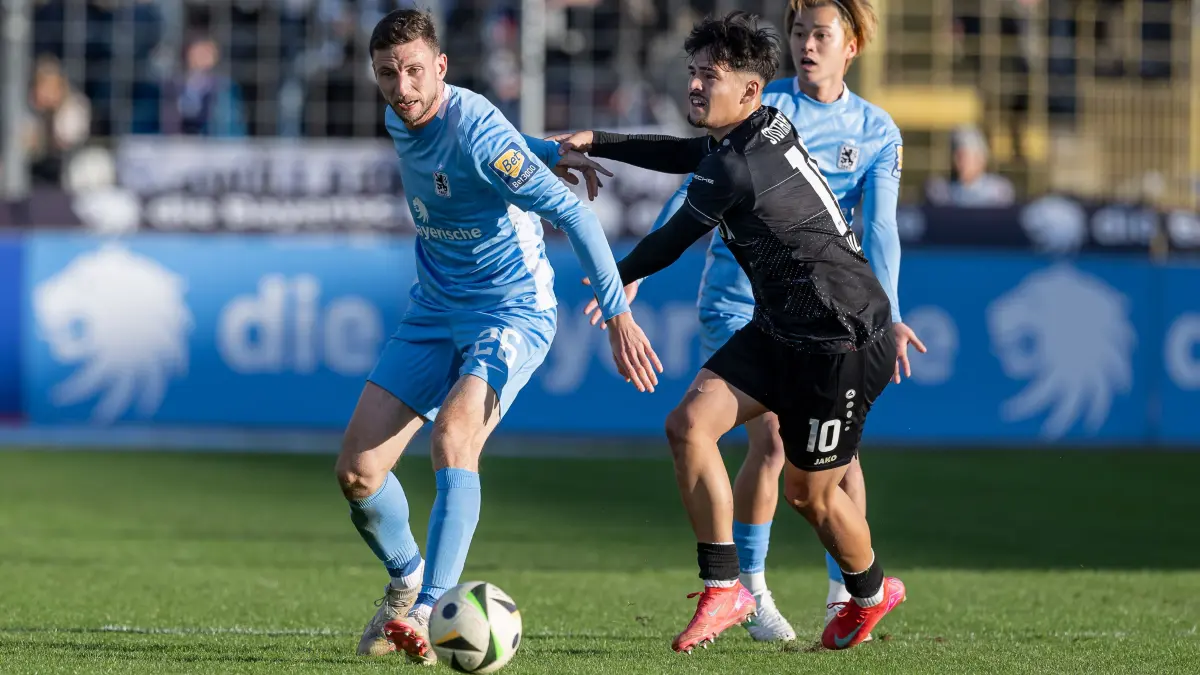 GER, TSV 1860 Muenchen gegen VfB Stuttgart II U21, Fussball, 3. Bundesliga, 21. Spieltag, Saison 2024/2025, 25.01.2025.: Kampf um den Ball / Zweikampf zwischen Philipp Maier (TSV 1860 Muenchen, #26) und Laurin Ulrich (VfB Stuttgart II / U21, #10), dahinter Soichiro Kozuki (TSV 1860 Muenchen, #14).
GER, TSV 1860 Muenchen gegen VfB Stuttgart II U21, Fussball, 3. Bundesliga, 21. Spieltag, Saison 2024/2025, 25.01.2025.
(DFL DFB REGULATIONS PROHIBIT ANY USE OF PHOTOGRAPHS as IMAGE SEQUENCES and or QUASI-VIDEO).
Foto: Eibner-Pressefoto/Heike Feiner