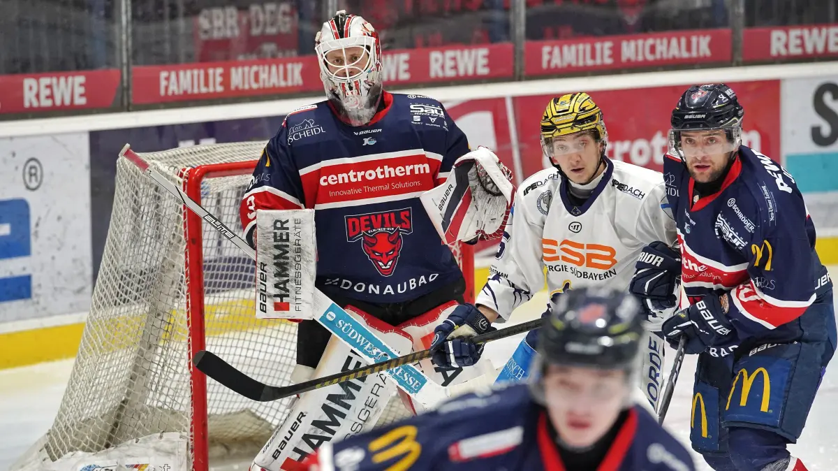 Die Ulm/Neu-Ulmer Devils (blau) gewinnen in der Eishockey-Bayernliga gegen Geretsried.