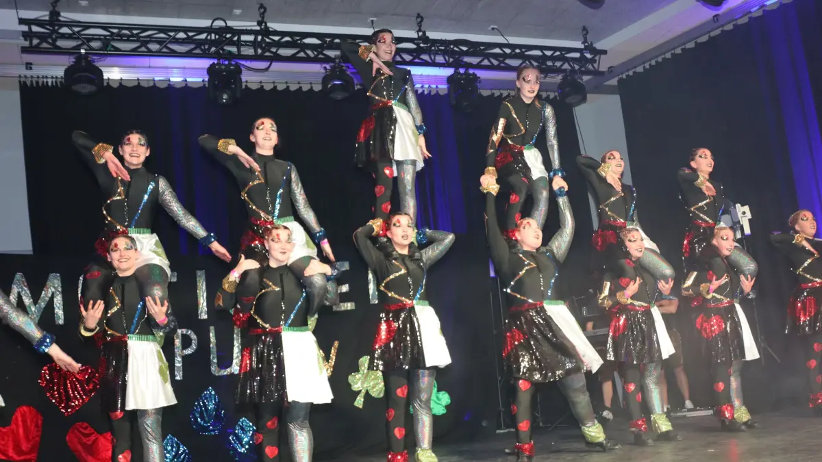 "Emotionen pur" zeigte die Showtanzgruppe der gastgebenden Narrenzunft Fischingen bei der Narrenparty am Freitagabend. Sie bildete den Auftakt für ein närrisches Wochenende.