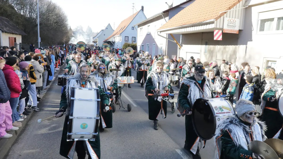 Angeführt von den „Tuders“ zog der närrische Salzstetter Lindwurm mit den Sieben-Hügel-Hexen, den Schlattwaldteufeln, den Schellenbergnarren, dem Hofstaat mit „Gsendl“ und der Tanzgarde voran.