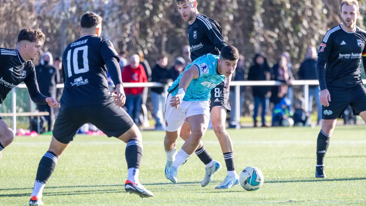 1.Göppinger SV (türkis) vs. TSV Essingen (schwarz), Fussball, Freundschaftsspiel, Saison 2024/2025, Kunstrasenplatz Nord, Hohenstaufenstr. 116, 73033 Göppingen, 26.01.2025 - 14:00 Uhr: #,
1.Göppinger SV (türkis) vs. TSV Essingen (schwarz), Fussball, Freundschaftsspiel, Saison 2024/2025, Kunstrasenplatz Nord, Hohenstaufenstr. 116, 73033 Göppingen, 26.01.2025 - 14:00 Uhr,
Foto: PhotoPeet-Sportfotografie/Peter Harich