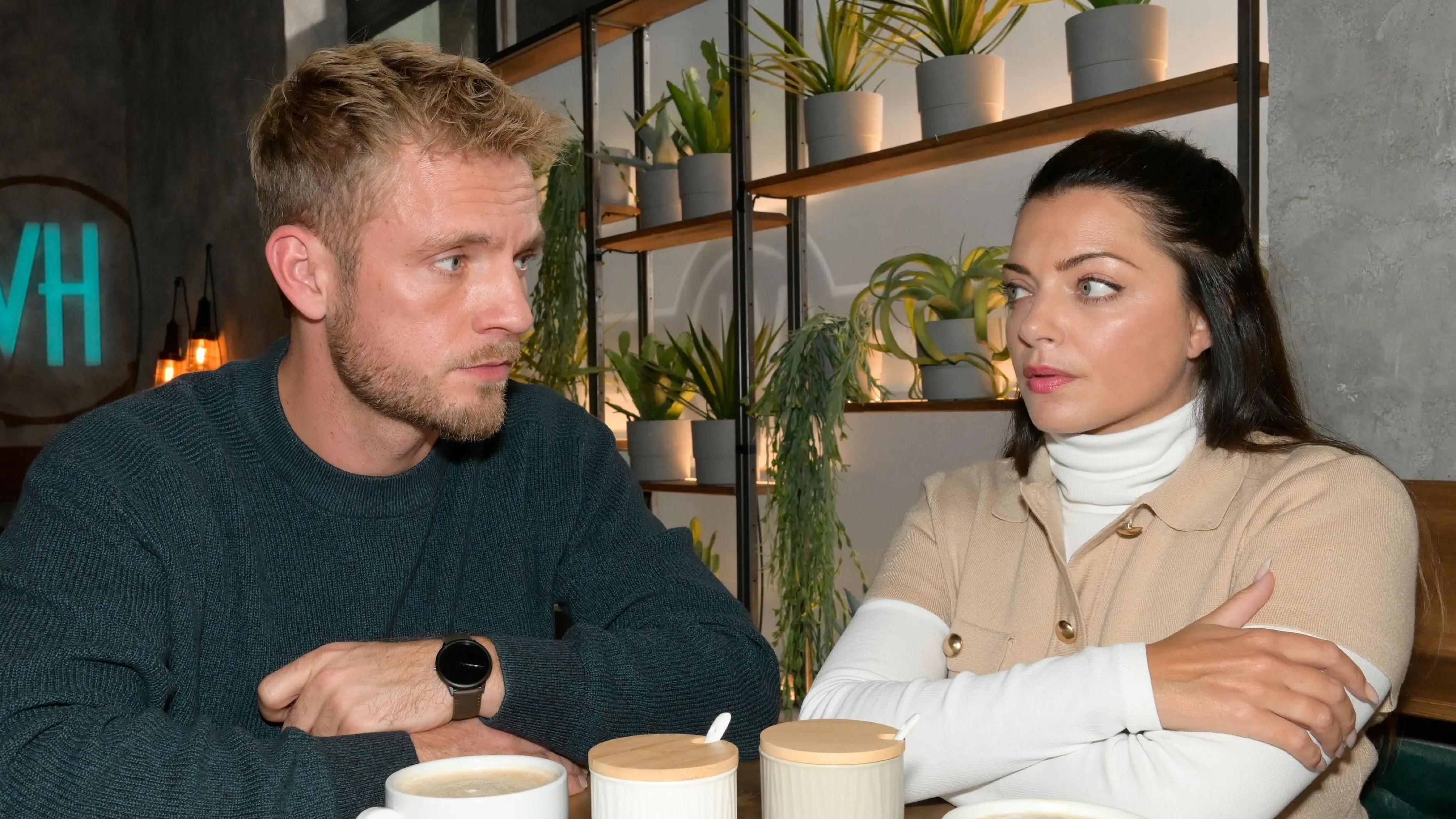 Paul (Niklas Osterloh) und Emily (Anne Menden) ziehen bei Kates Erziehung an einem Strang.
