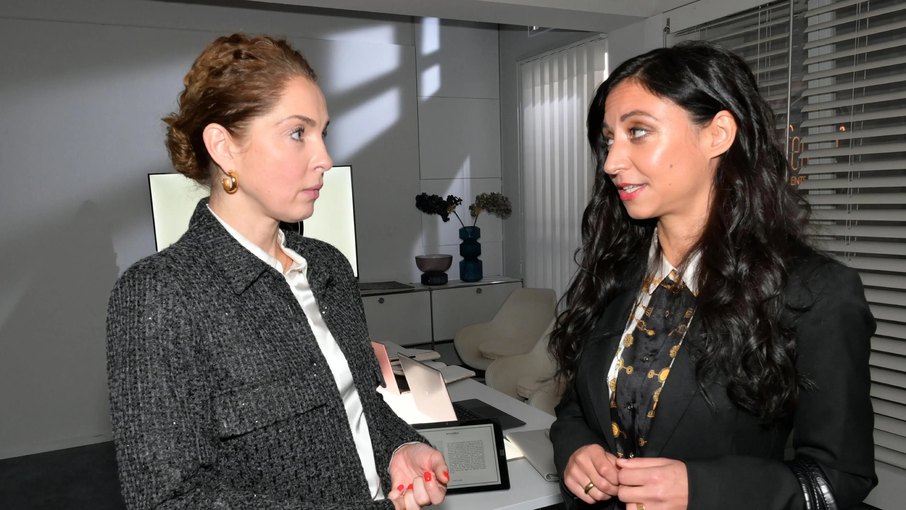 Nina (Maria Wedig, l.) ist kalt erwischt, als Alejandra Navarro (Julia Monte) ihr Herzensprojekt einstampft.