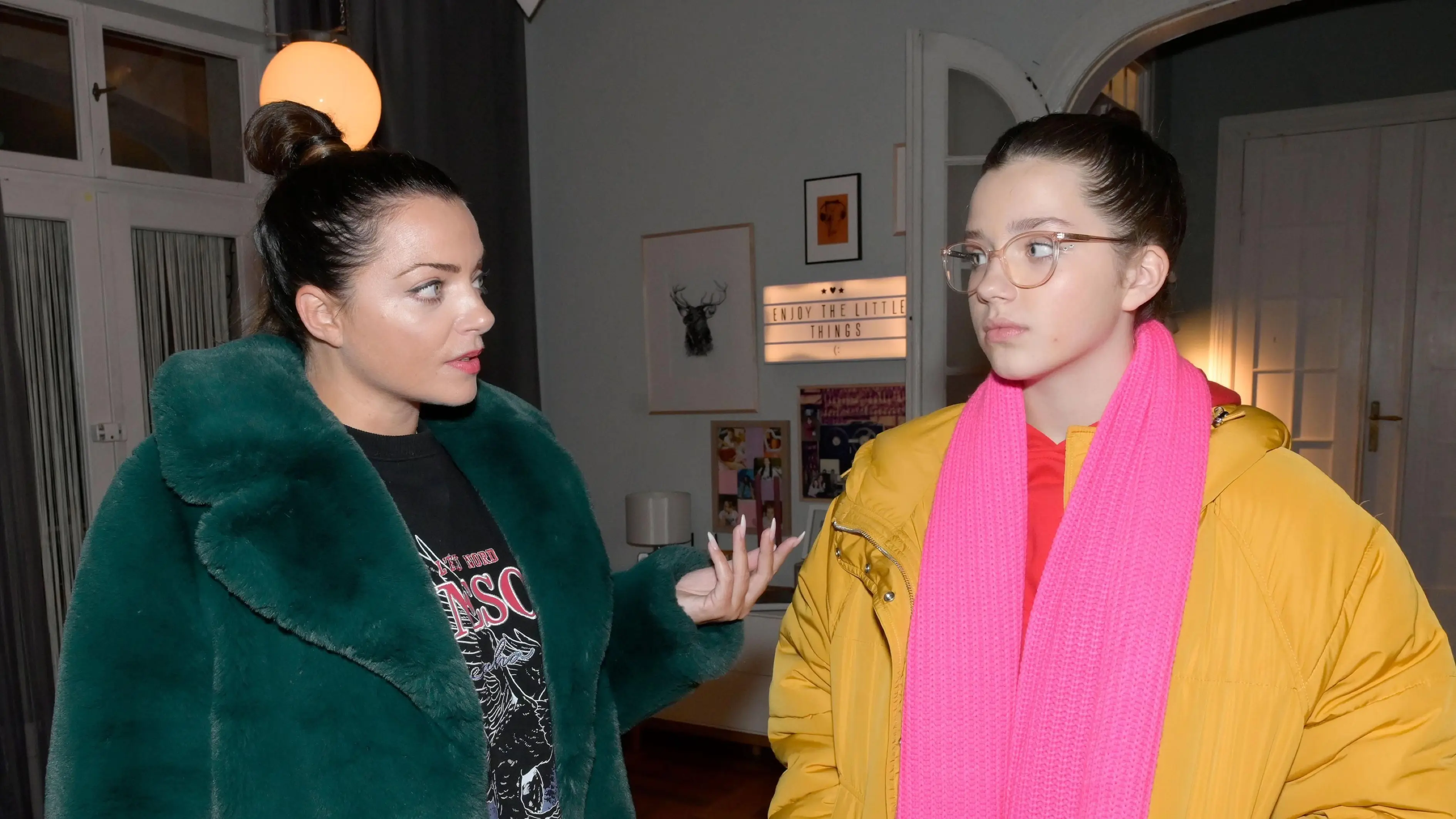 Emily (Anne Menden) fehlt langsam das Verständnis für Kates Fehlverhalten.