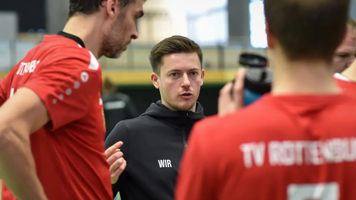 SG SSC Tuebingen/TV Rottenburg 3 vs. TSV Eningen, Volleyball, Oberliga Wuerttemberg Herren, 12. Spieltag, Saison 2024/2025, 25.01.2025: Auszeit, Timo Baur (SG SSC Tuebingen/ TV Rottenburg 3, #Trainer), links Igor Lesanovsky (SG SSC Tuebingen/ TV Rottenburg 3, #13), im Vordergrund Finn Glassner (SG SSC Tuebingen/ TV Rottenburg 3, #07)
SG SSC Tuebingen/TV Rottenburg 3 vs. TSV Eningen, Volleyball, Oberliga Wuerttemberg Herren, 12. Spieltag, Saison 2024/2025, 25.01.2025,
Foto: Eibner-Pressefoto/Ralph Kunze