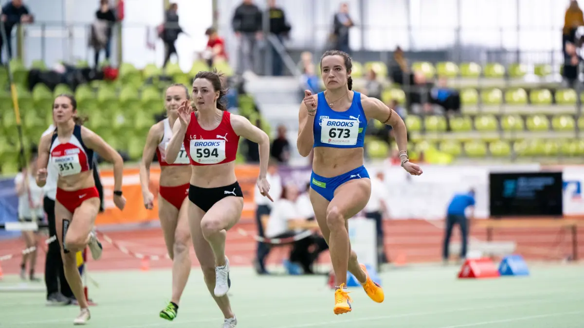 60 Meter Sprint der Frauen: Rosina Schneider (rechts, TV Sulz) behauptet sich im Endlauf nicht nur gegen Pia Ringhoffer (Nummer 594, LG Region Karlsruhe).
