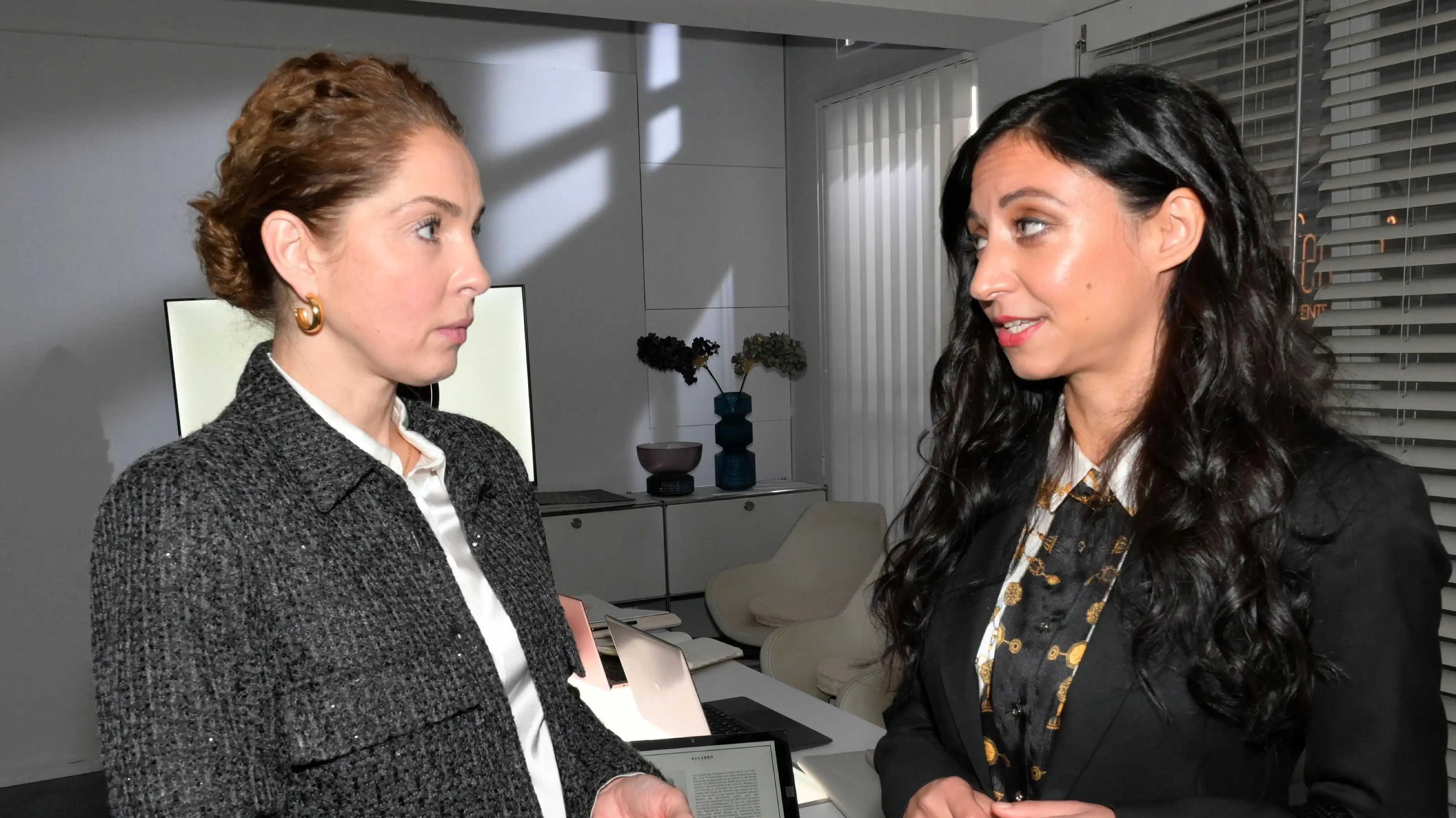 Nina (Maria Wedig, l.) ist überrascht, als Alejandra Navarro (Julia Monte) in Berlin auftaucht.