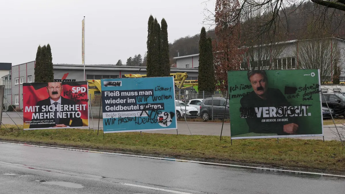 Zerstörte und beschmierte Wahlplakate in Schelklingen