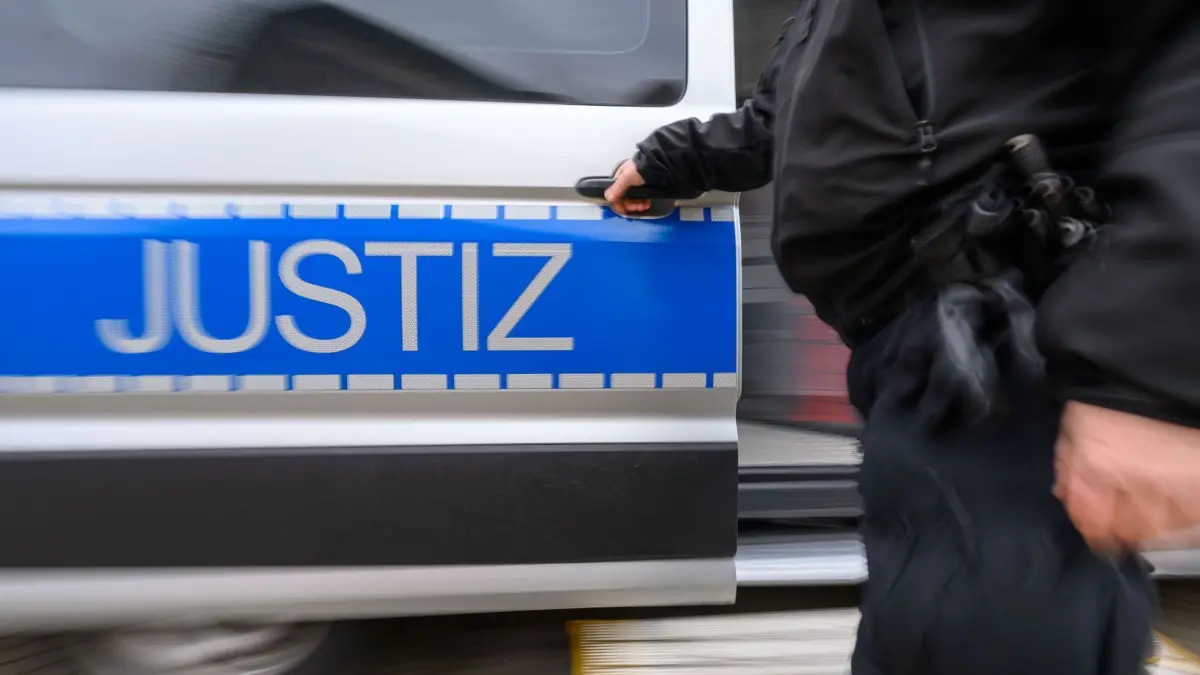 Neue Gefangenentransportwagen für Sachsen-Anhalt: PRODUKTION - 27.01.2025, Sachsen-Anhalt, Halle (Saale): Ein neuer Gefangenentransportwagen steht im Hof der JVA in Halle/Saale. Der Justizvollzug in Sachsen-Anhalt hat neue Gefangenentransportwagen erhalten. Die drei Sonderfahrzeuge wurden nach Angaben des Justizministeriums an die JVA Halle übergeben, wo sich die Zentrale Transportabteilung des Landes befindet. Die Fahrzeuge verfügen demnach über besonders gesicherte Kabinen. Sie werden nach Angaben des Ministeriums vor allem dazu genutzt, um Gefangene zu Gerichtsterminen oder in andere Gefängnisse zu verlegen. Die neuen Gefangentransporter kosteten laut Ministerium rund 385.000 Euro. Foto: Hendrik Schmidt/dpa +++ dpa-Bildfunk +++