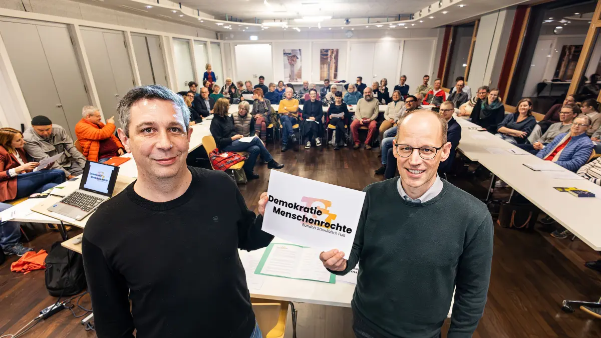 In Schwäbisch Hall gründet sich das Bündnis für Demokratie und Menschenrechte - Brenzhaus - Unterschrift auf die gemeinsame Erklärung -Tim Hülquist vom Landesbündnis mit Pfarrer Klaus Anthes
