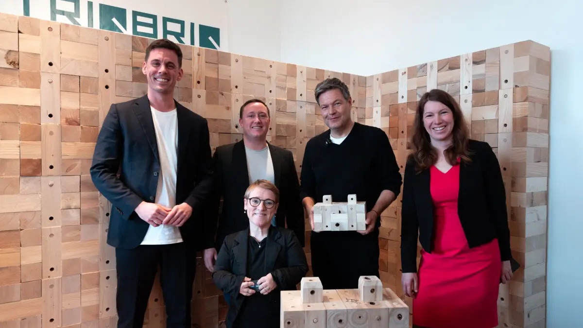 Stuttgart Tübingen Triqbriq Bundeswirtschaftsminister Robert Habeck. Von links: Lewin Fricke (Triqbriq-Sprecher), Maximilian Wörner (Triqbriq-Vorstand), Robert Habeck (Bundesminister für Wirtschaft), Anna Christmann (Grünen-Bundestagsabgeordnete aus Stuttgart; Beauftragte für digitale Wirtschaft und Start-ups der Bundesregierung); Simone Fischer (Landesbehinderten-Beauftragte Baden-Württemberg; kandidiert für für die Grünen bei der Bundestagswahl 2025).