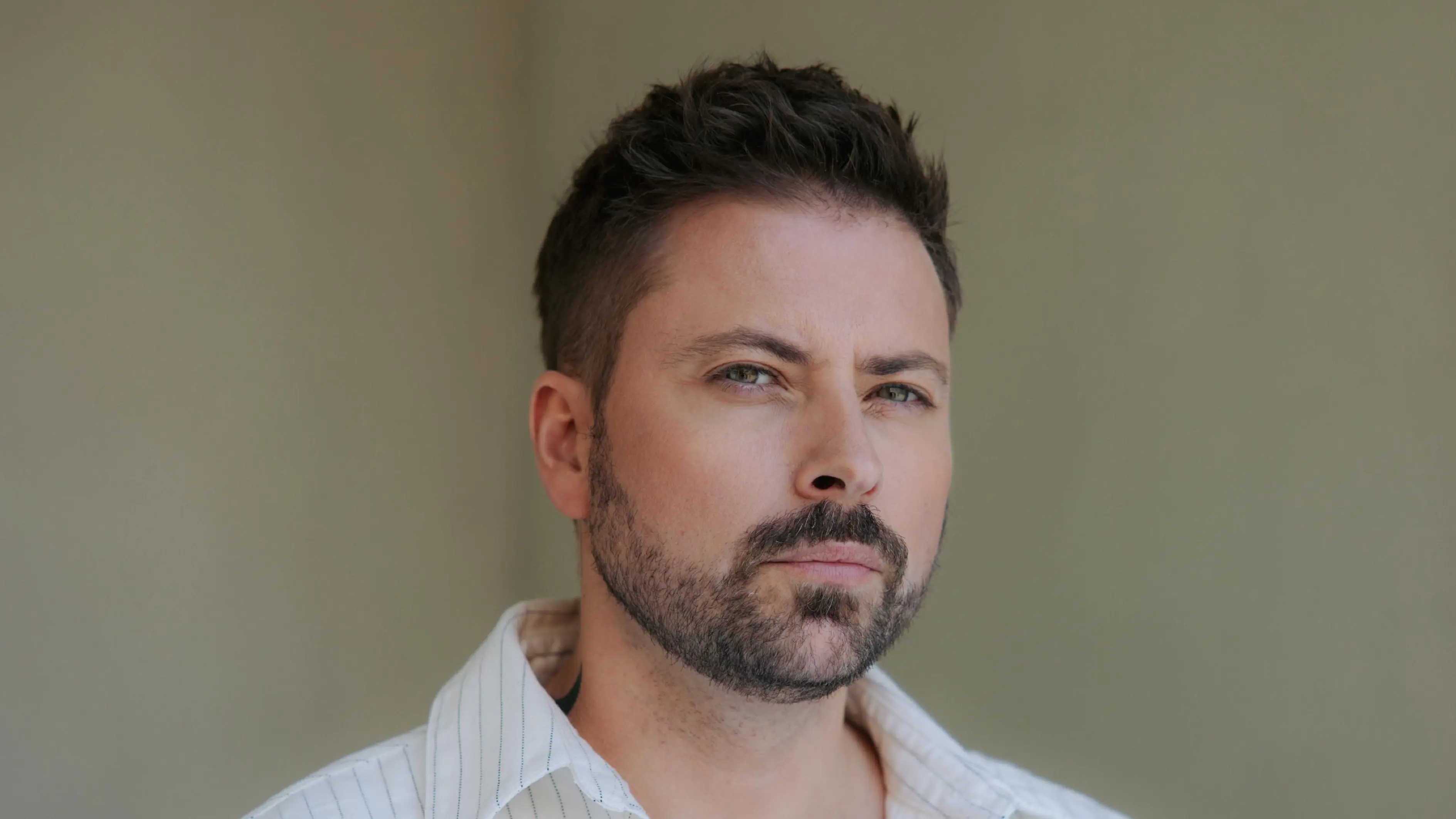 John (Felix von Jascheroff) bekommt plötzlich Besuch von zwei gefährlichen Typen.