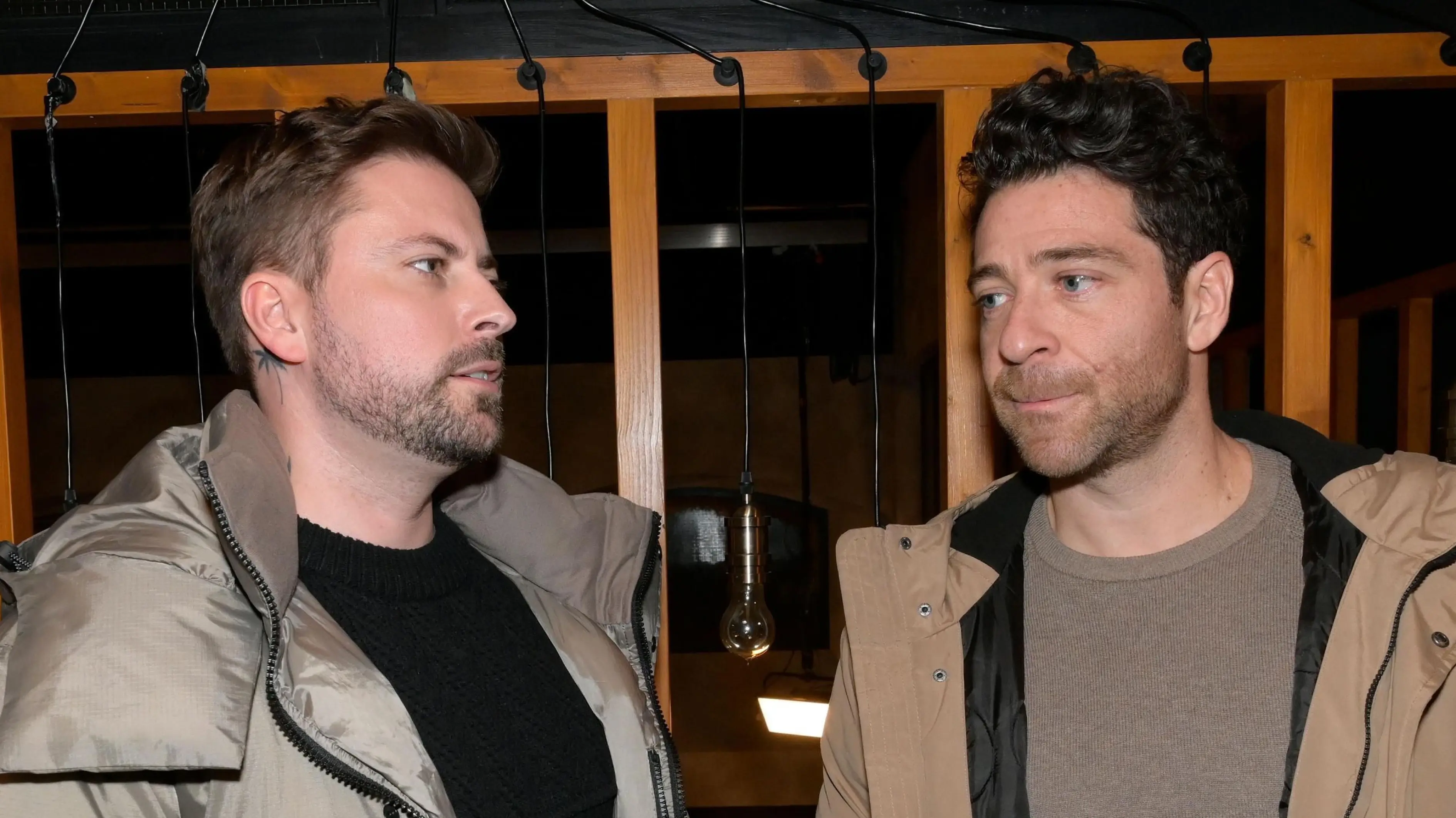 John (Felix von Jascheroff) ahnt nicht, dass sein bester Freund Carlos (Patrick Fernandez) ihn hintergeht.