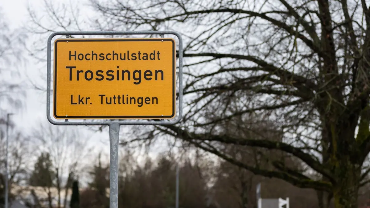 Tötungsdelikt in Trossingen: 28.01.2025, Baden-Württemberg, Trossingen: Das Ortsschild von Trossingen (Landkreis Tuttlingen) an einem Ortseingang von Trossingen. Die Leiche eines 37-jährigen Mannes war am Montagmorgen in Trossingen gefunden worden. Foto: Silas Stein/dpa +++ dpa-Bildfunk +++
