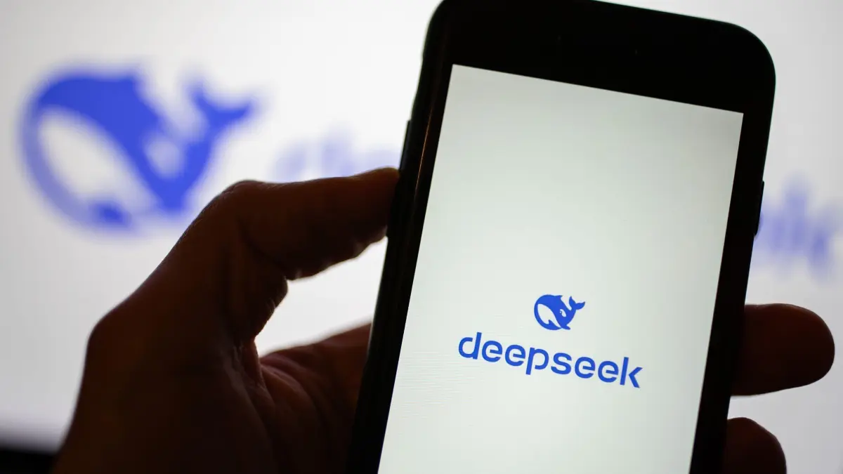 Chinesisches KI-Start-up DeepSeek: ILLUSTRATION - 27.01.2025, Türkei, ---: Das DeepSeek-Logo ist auf einem Smartphone- und einem Computerbildschirm zu sehen. Das chinesische Start-up hat mit der Aussicht auf günstigere Entwicklung Künstlicher Intelligenz ein Börsenbeben ausgelöst. Foto: Onur Dogman/SOPA Images via ZUMA Press Wire/dpa +++ dpa-Bildfunk +++