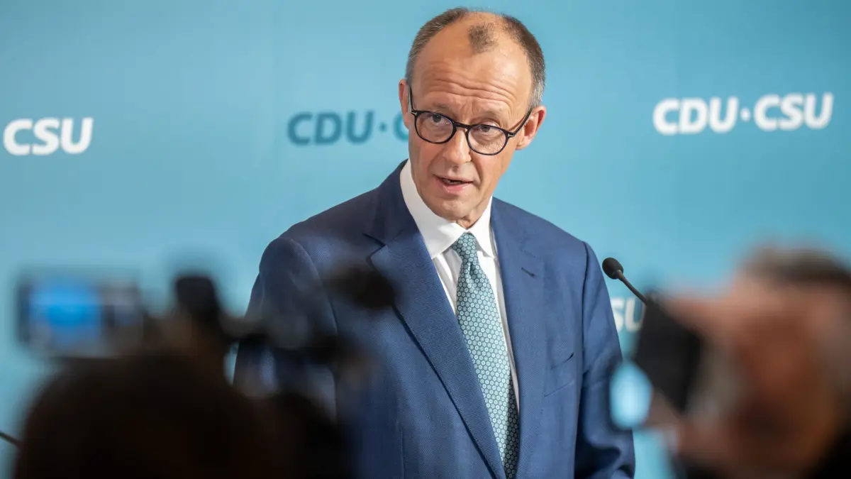 Bundestag: Fraktionssitzungen: 28.01.2025, Berlin: Friedrich Merz, CDU-Bundesvorsitzender und CDU/CSU-Fraktionsvorsitzender im Bundestag, gibt ein Pressestatement ab vor Beginn der Fraktionssitzung der CDU/CSU-Fraktion im Bundestag. In seiner letzten Sitzungswoche der Legislaturperiode sollen auf Antrag der Union noch Abstimmungen zur Migration erfolgen. Foto: Michael Kappeler/dpa +++ dpa-Bildfunk +++