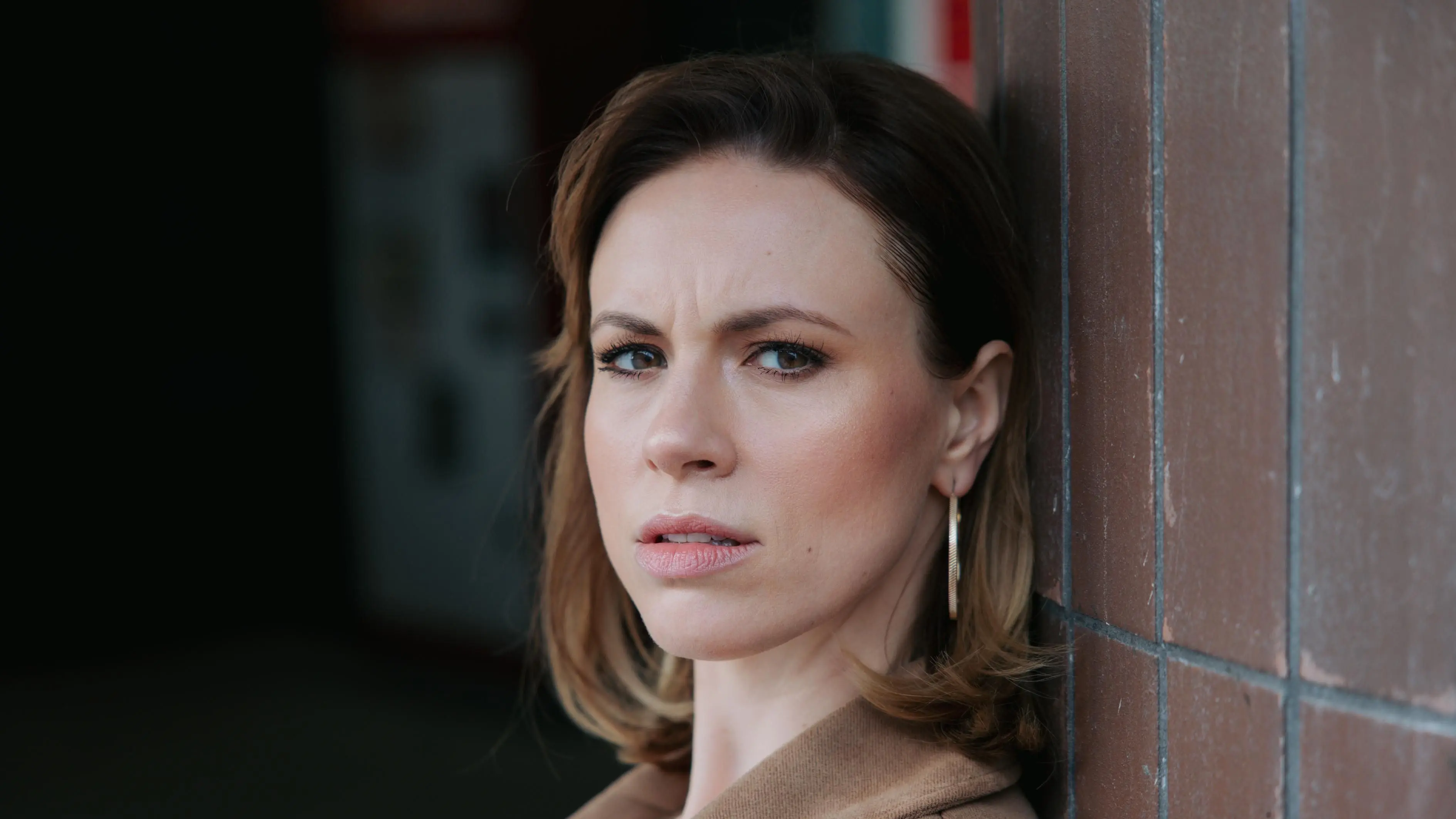 Zoe Vogt (Lara Dandelion Seibert) will sich das Mauerwerk unter den Nagel reißen.