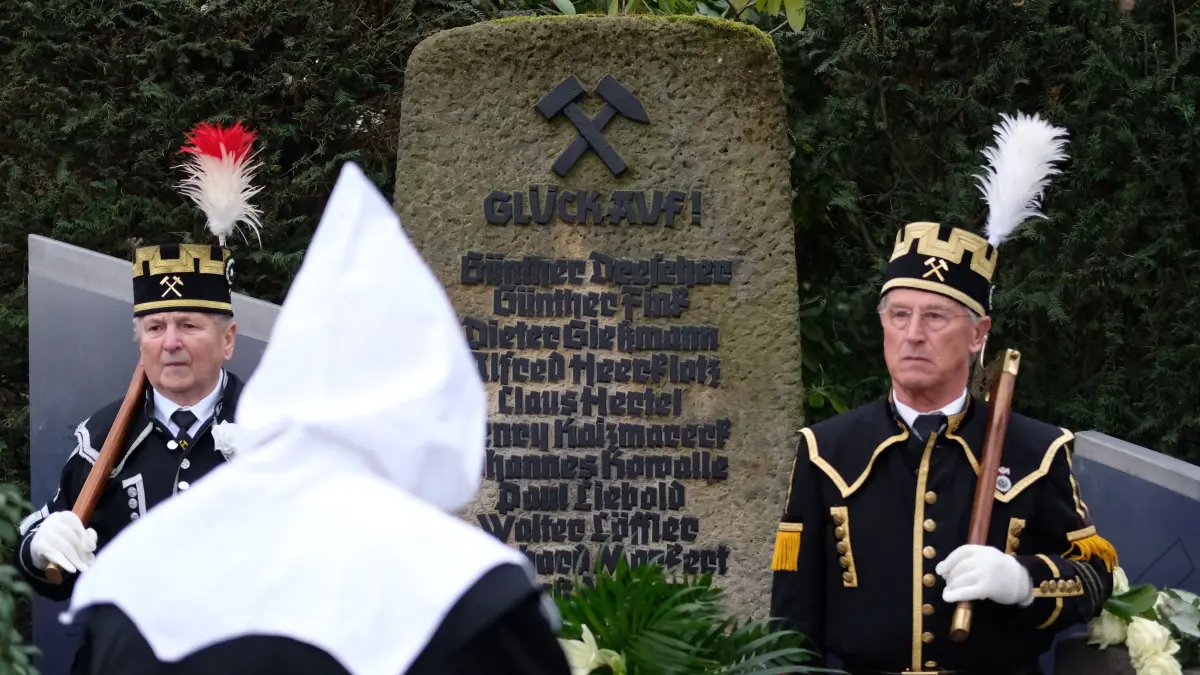 Eine Gedenktafel mit Namen der Opfer des Grubenunglückes im Zwickauer Steinkohlebergwerk „Karl Marx“ während einer Gedenkveranstaltung auf dem Hauptfriedhof. Anlass ist der 60. Jahrestag der Katastrophe vom 22.02.1960, bei der 123 Menschen starben. +++ dpa-Bildfunk +++