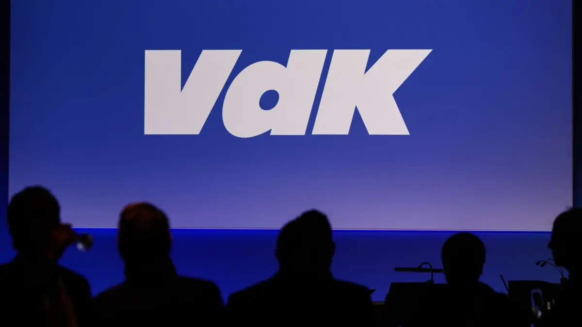 Festveranstaltung des Sozialverband VdK Deutschland: 29.01.2025, Berlin: Gäste stehen vor einer Leinwand mit der Aufschrift "VdK" auf der Festveranstaltung des Sozialverband VdK Deutschland zum 75-jährigen Bestehen im Café «Moskau». Foto: Hannes P. Albert/dpa +++ dpa-Bildfunk +++