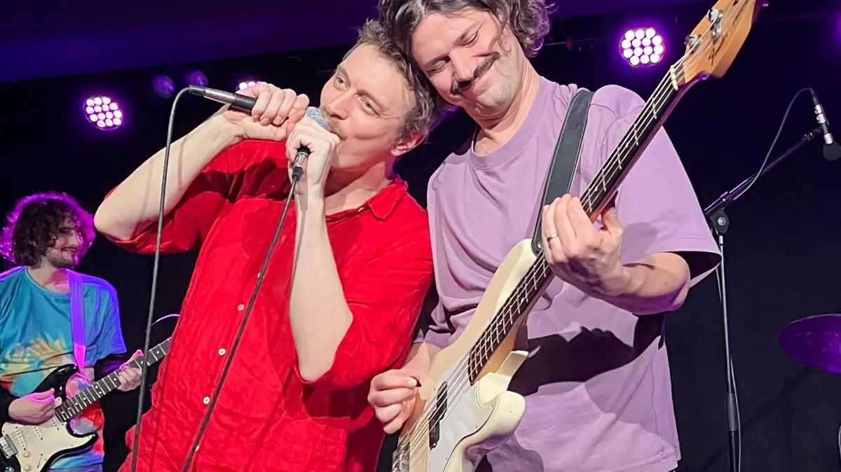 Efterklang-Sänger Casper Clausen und Bassist Rasmus Stolberg beim Konzert in Stuttgart.