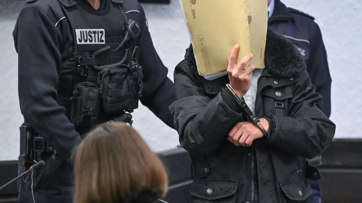 Beginn Prozess nach Messerattacke: 29.01.2025, Baden-Württemberg, Stuttgart: Ein Angeklagter geht zu Beginn seines Prozesses in den Gerichtssaal. Drei Brüdern aus einer polizeibekannten syrischen Großfamilie wird unter anderem versuchter Totschlag vorgeworfen. Die jungen Männer sollen im vergangenen Sommer eine andere Gruppe nach einem Streit in der Fußgängerzone attackiert und einen Rivalen lebensgefährlich, zwei weitere schwer verletzt haben. (zu dpa: «Ungewöhnlicher Prozess: Brüder schweigen nach Messerattacke») Foto: Bernd Weißbrod/dpa +++ dpa-Bildfunk +++