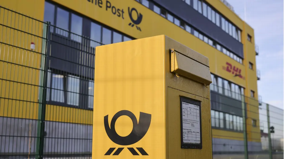 ARCHIV - 13.11.2023, Hamburg: Ein Briefkasten steht vor der neuen Halle mit Sortieranlage der Deutschen Post DHL auf dem Gelände des Paketzentrum Hamburg-Allermöhe. (zu dpa: «Eintägiger Warnstreik bei der Post im Norden») Foto: Christian Charisius/dpa +++ dpa-Bildfunk +++