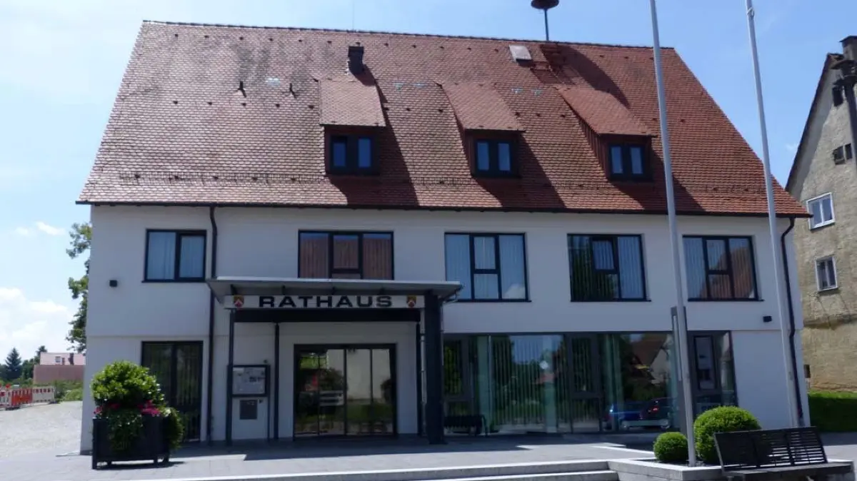 (ohne Überschrift): Vorsicht: Dieses Foto ist möglicherweise nur für den einstigen Verlag Schwäbisches Tagblatt verwendbar. Willkommen in Neustetten; Remmingsheim, Rathaus, Juni 2016, Bild: Uhland2/Bauknecht