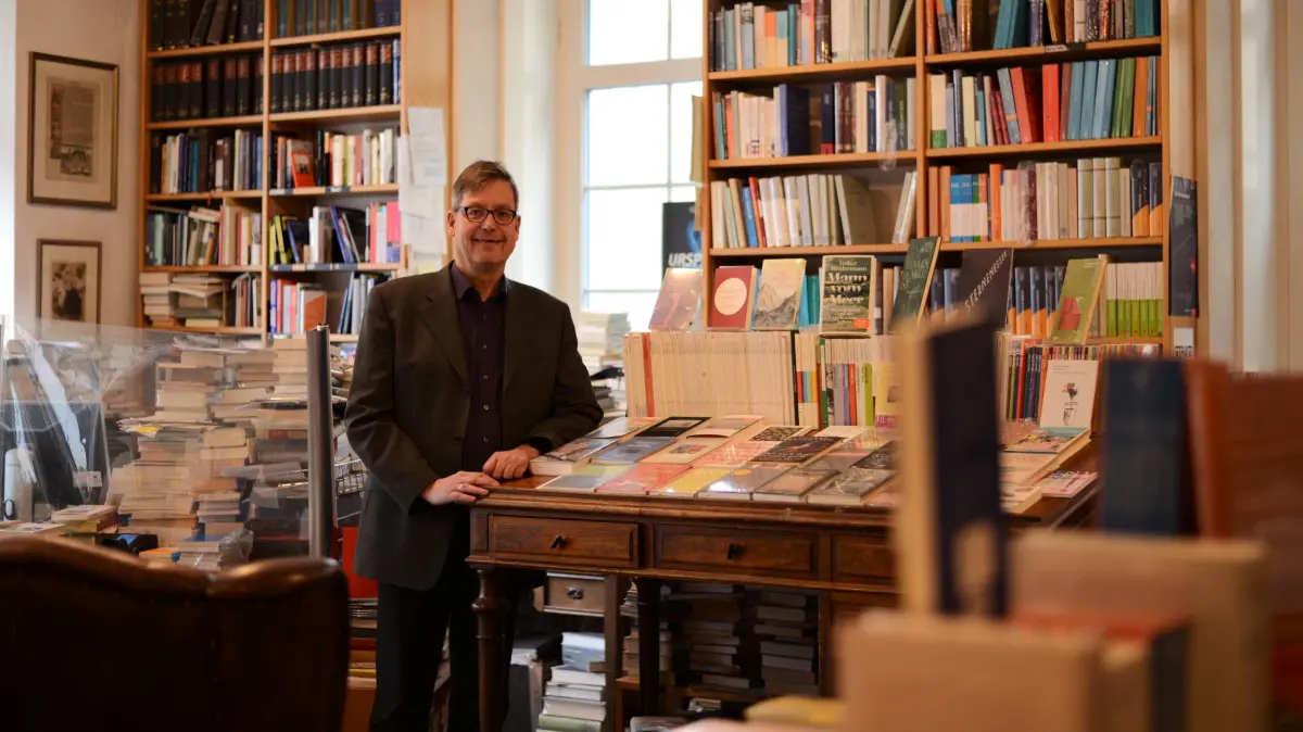 H. P. Willi in seiner Buchhandlung in der Wilhelmstraße