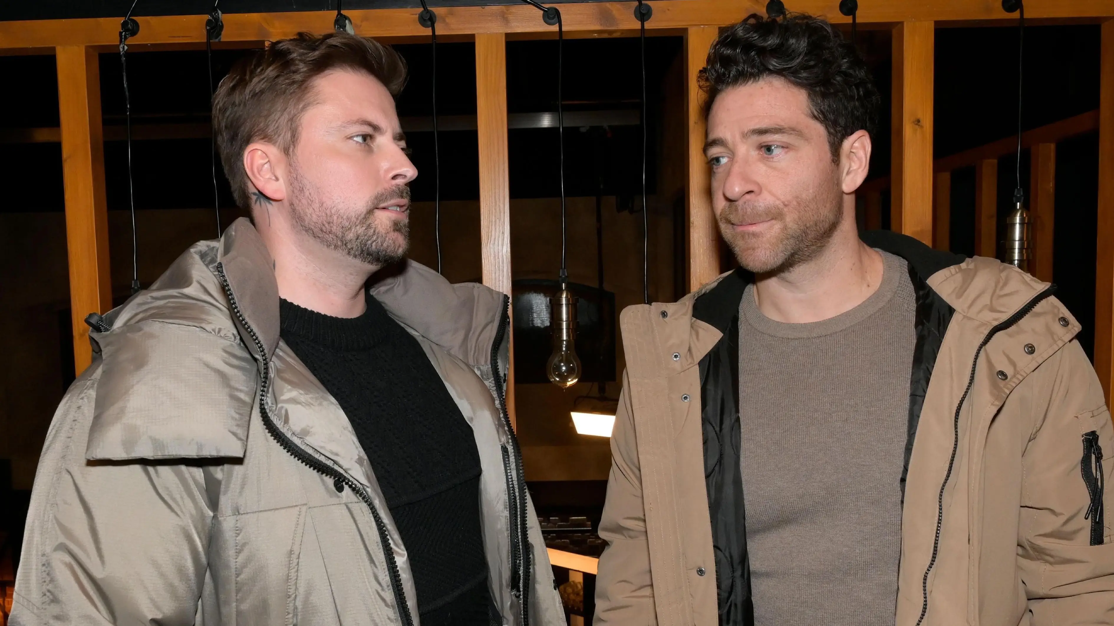 John (Felix von Jascheroff, l.) will die Wahrheit von Carlos (Patrick Fernandez) wissen.