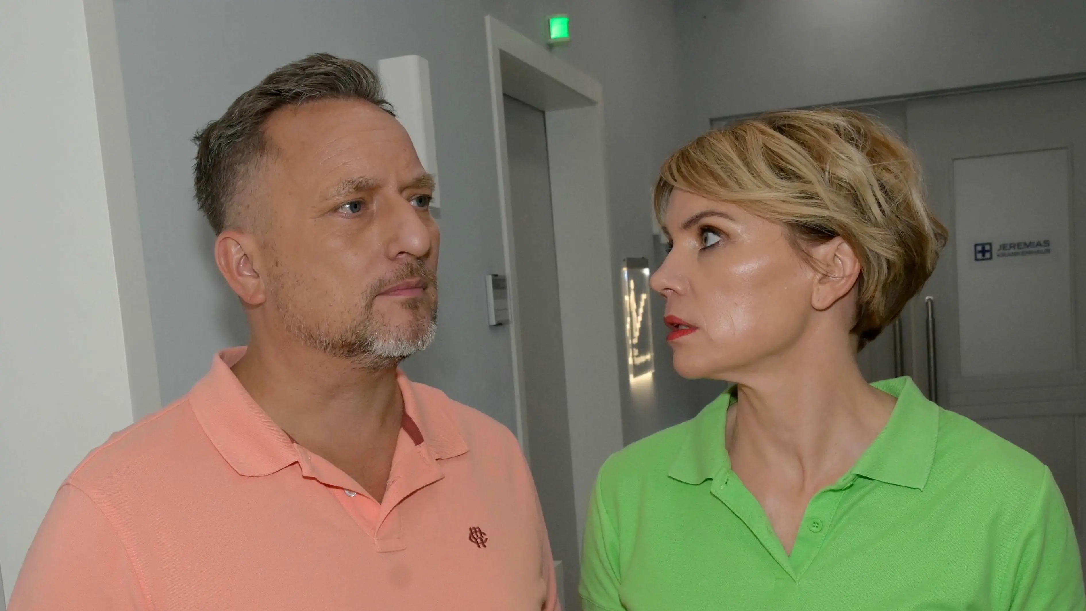 Michi (Lars Pape) und seine Ex-Frau Yvonne (Gisa Zach) machen sich große Sorgen um ihren Lieblingsverein.