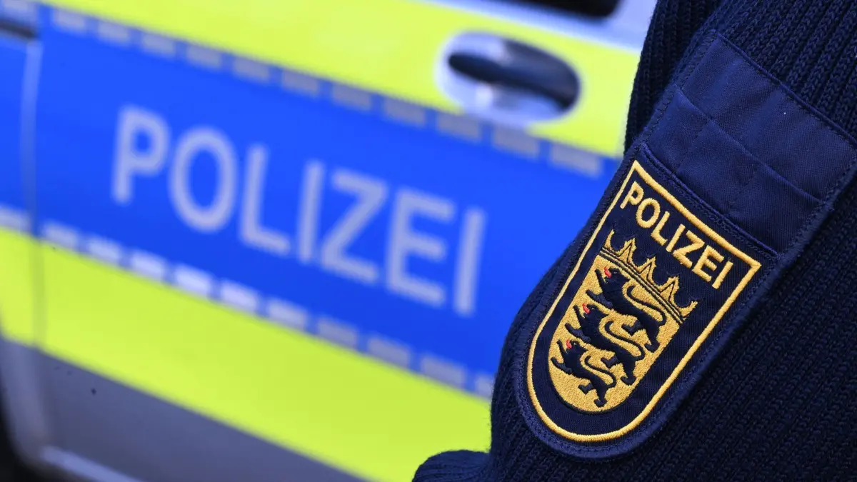ARCHIV - 03.12.2024, Baden-Württemberg, Stuttgart: Das Logo der Polizei auf der Dienstkleidung eines Polizisten. (zu dpa: «Polizei nimmt 59 gewaltbereite Fußballfans in Gewahrsam») Foto: Bernd Weißbrod/dpa +++ dpa-Bildfunk +++