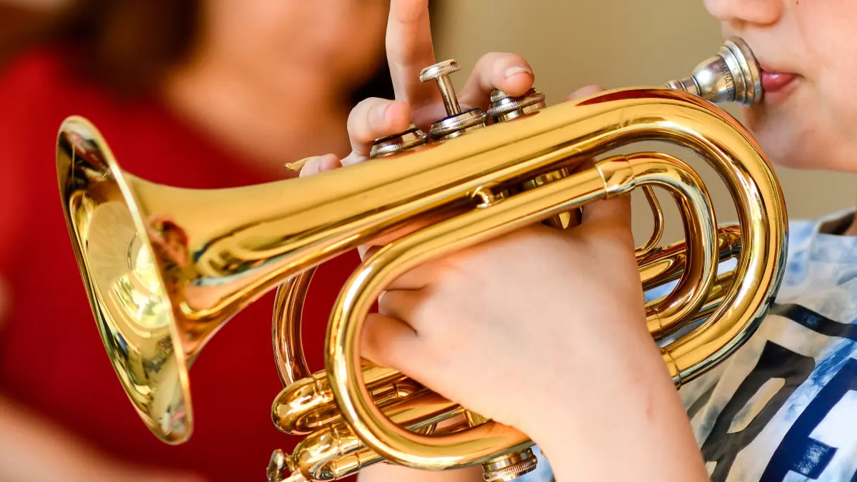 Trainiert die Atemmuskulatur: Verschiedene Studien zeigen, dass Kinder mit Asthma ihre Lungenfunktion durch das regelmäßige Spielen von Blasinstrumenten verbessern konnten. Foto: Kirsten Neumann/dpa-mag