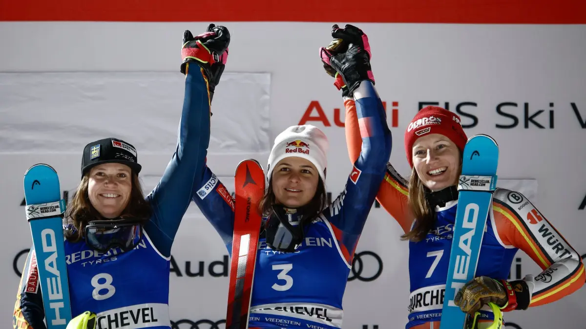 Slalom-Weltcup in Courchevel: 30.01.2025, Frankreich, Courchevel: Ski alpin: Weltcup, Slalom, Damen, Zrinka Ljutic (M) aus Kroatien jubelt bei der Siegerehrung über ihren ersten Platz vor Sara Hector (l) aus Schweden und Lena Dürr aus Deutschland. Foto: Gabriele Facciotti/AP/dpa +++ dpa-Bildfunk +++