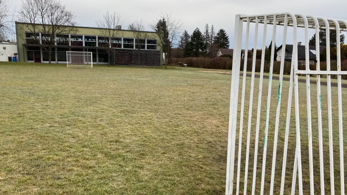 Hinter der Stettener Turn- und Festhalle ist reichlich Platz für den Neubau einer großen Kindertagesstätte. Und auch für einen Hallen-Neubau, solange die marode alte Halle noch steht?