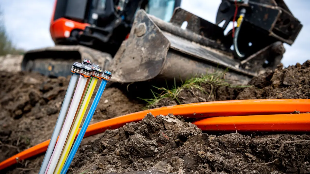 Glasfaserkabel liegen auf einer Baustelle. Der Ausbau mit sehr schnellem und stabilem Glasfaser-Internet kommt voran in Deutschland. (zu dpa: "Glasfaser-Ausbau zieht an: Jeder dritte Haushalt hat Zugang" +++ dpa-Bildfunk +++