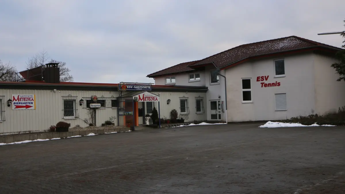 Die Gebäude des ESV Crailsheim wie hier die Vereinsgaststätte und das Tennisheim gehen bis spätestens im November in den Besitz der Stadt Crailsheim über.