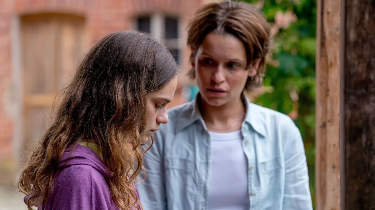 Rebecca Senn (Mariella Aumann) ist die einzige Überlebende der Schießerei.