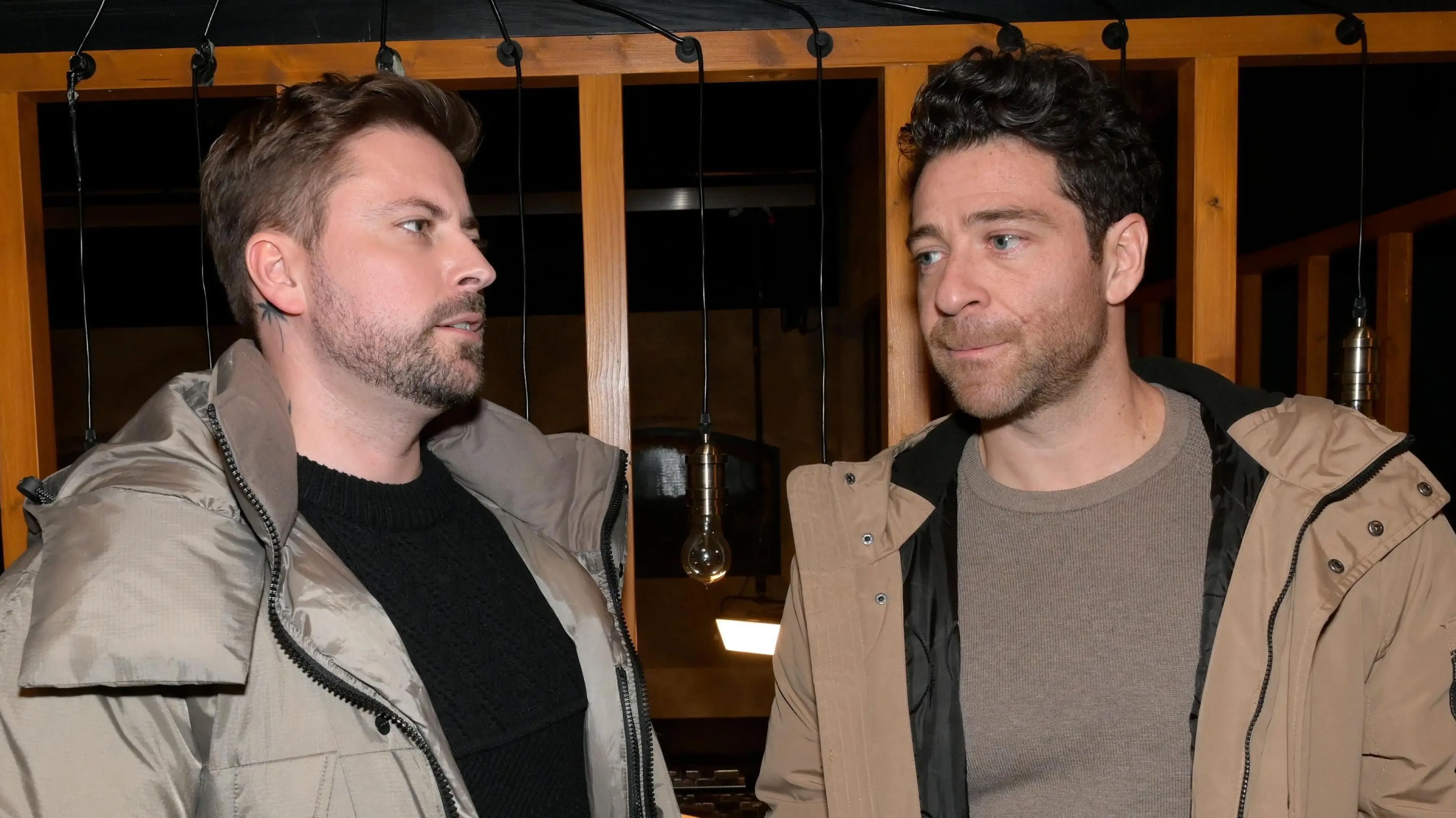 John (Felix von Jascheroff, l.) schmeißt Carlos (Patrick Fernandez) raus.