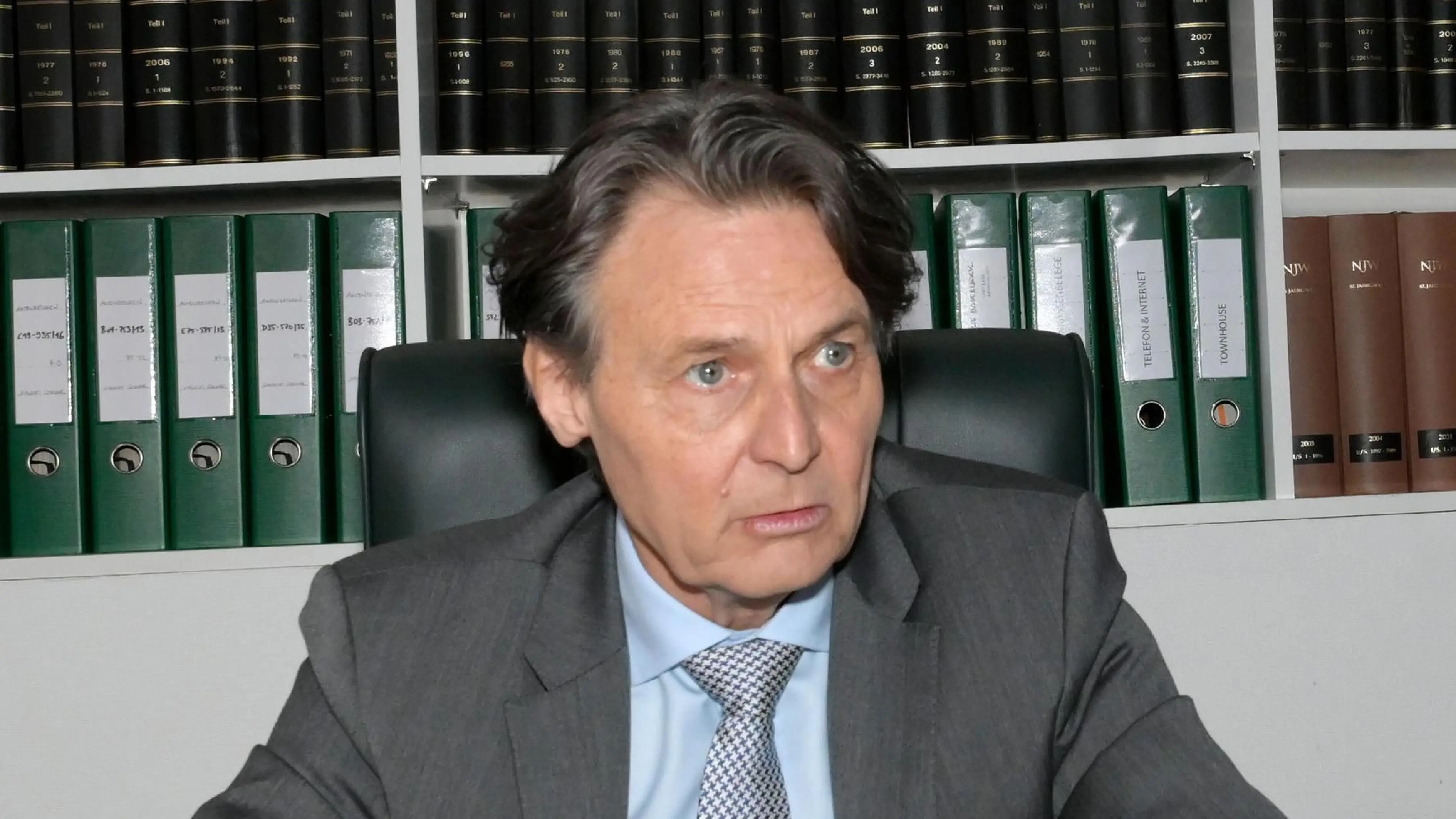 Jo Gerner (Wolfgang Bahro) befürchtet, schwer erkrankt zu sein.