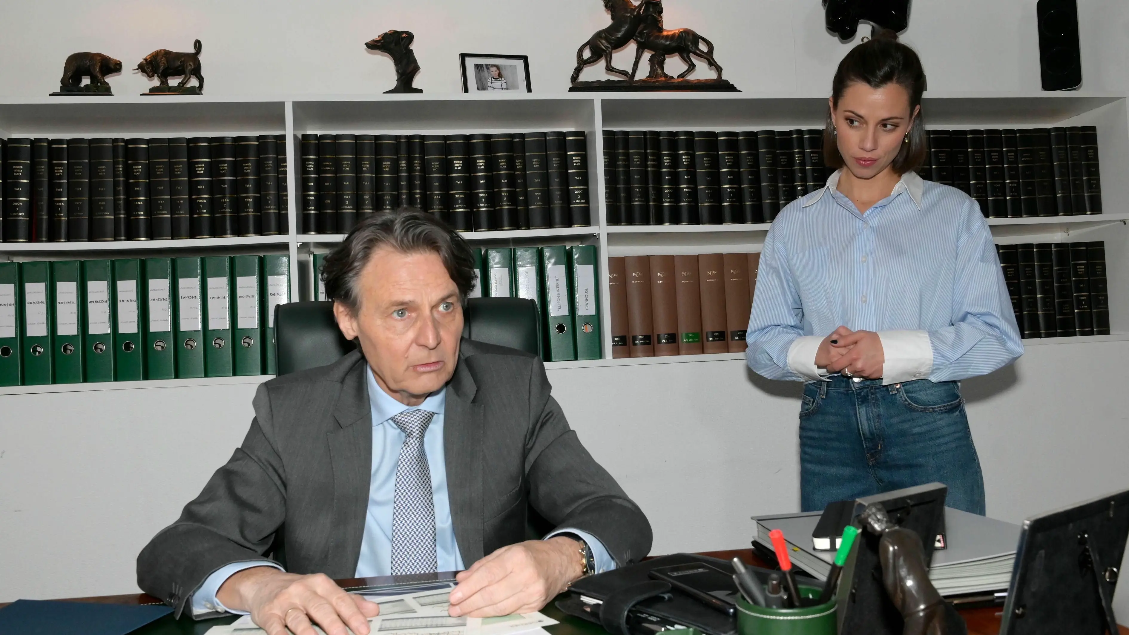 Jo Gerner (Wolfgang Bahro) ahnt nicht, dass er von seiner Tochter Matilda (Anna-Katharina Fecher) vergiftet wird.