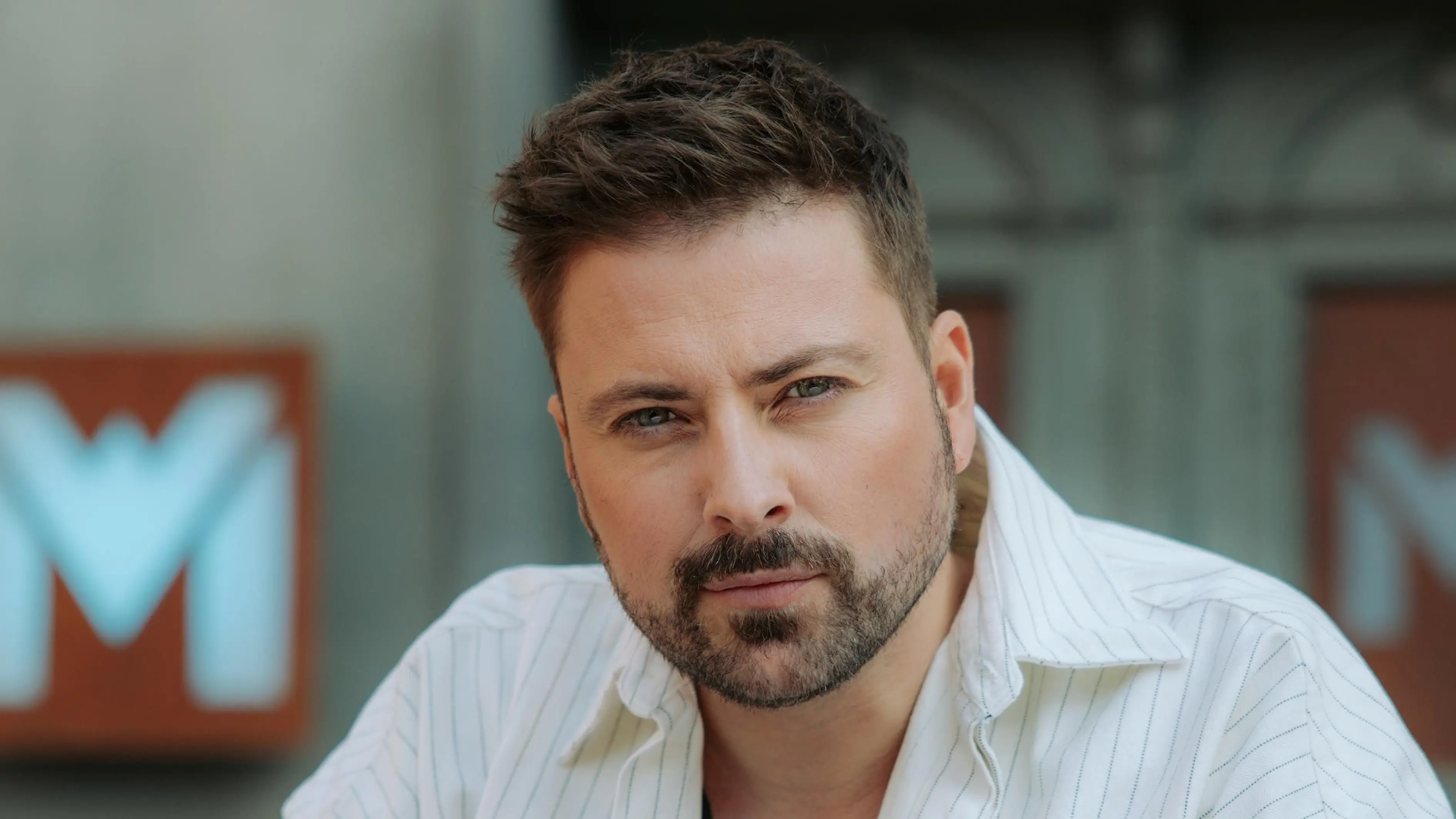 John (Felix von Jascheroff) weiß nicht, dass er eine Tochter hat.