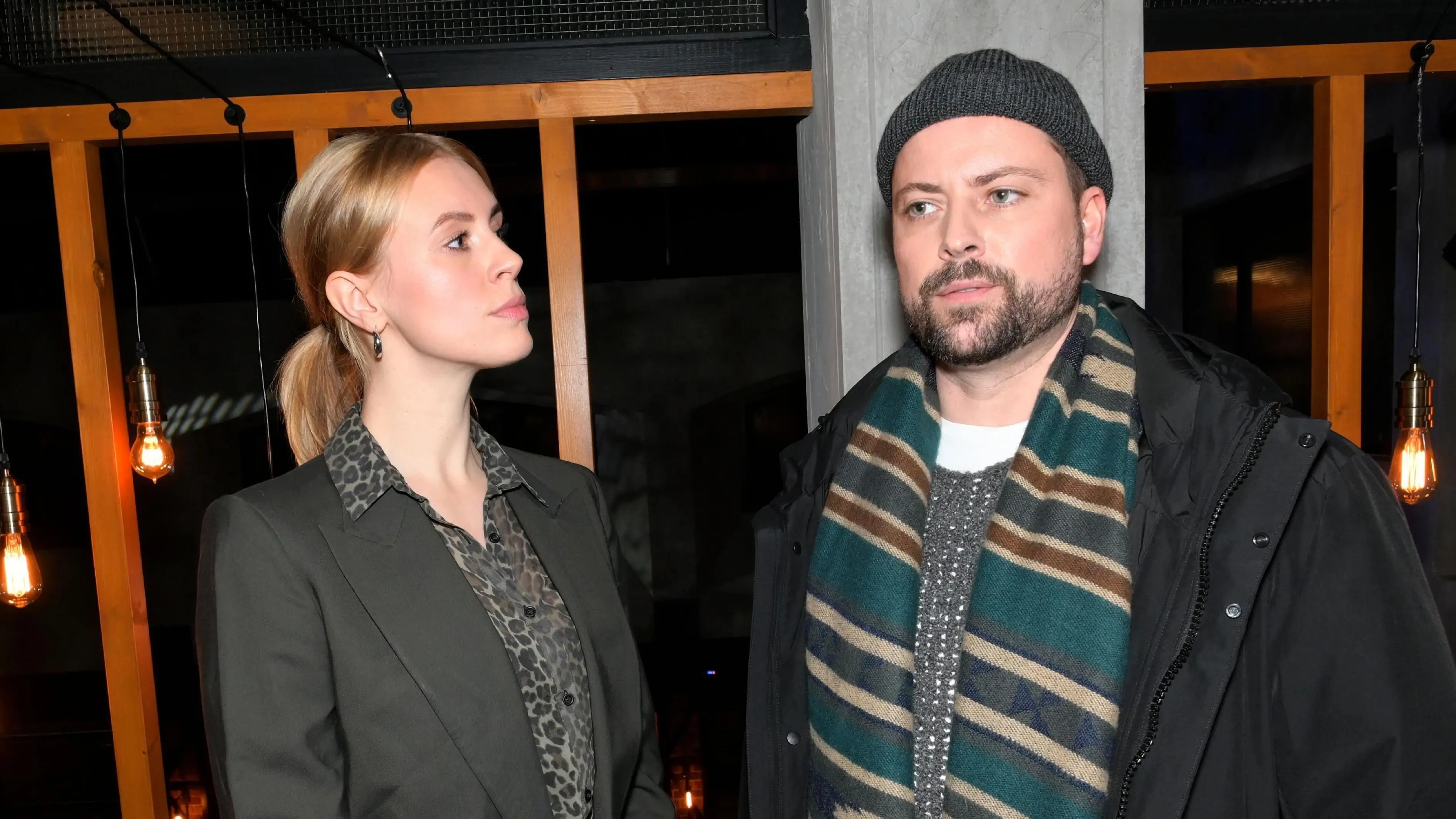 Zoe (Lara Dandelion Seibert) und John (Felix von Jascheroff) geraten aneinander.