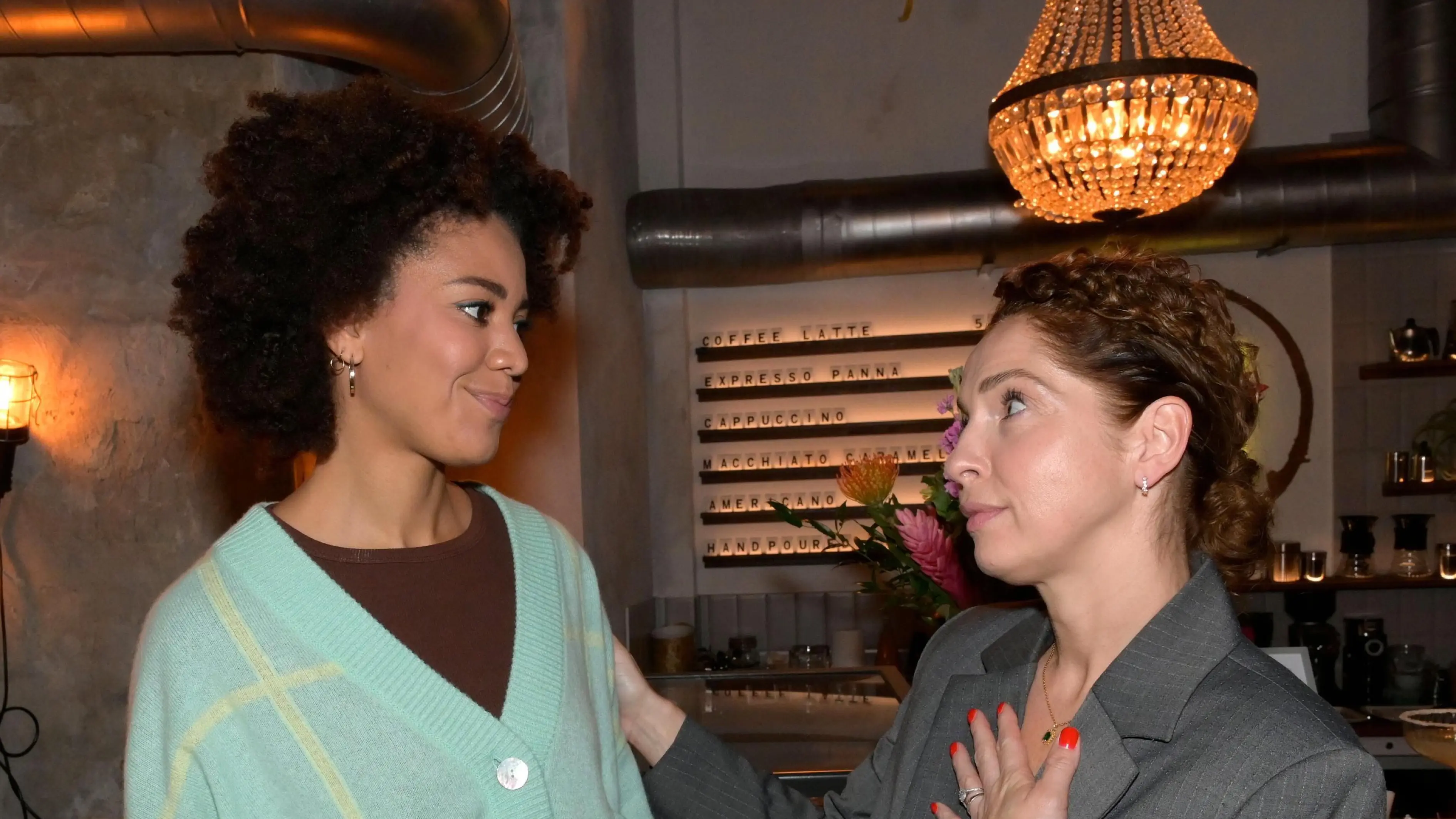 Flo (Pauline Afaja) hat sich in Nina (Maria Wedig) verliebt.