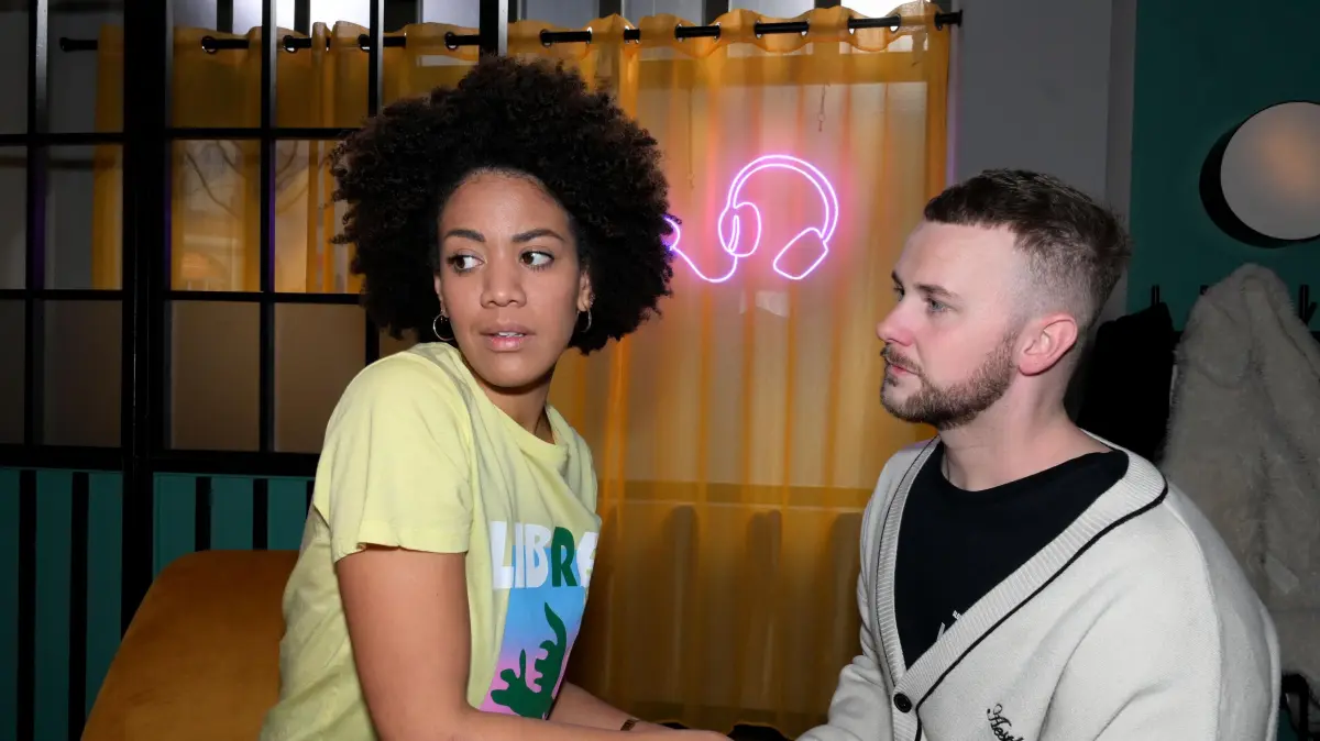 Flo (Pauline Afaja) versucht verkrampft, sich auf ihre Beziehung zu Jonas (Felix van Deventer) zu konzentrieren.